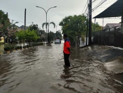 Banjir Rendam Rumah Warga yang Ditinggal Mudik di Bekasi, BPBD Terjunkan Personel⁣⁣ ⁣⁣