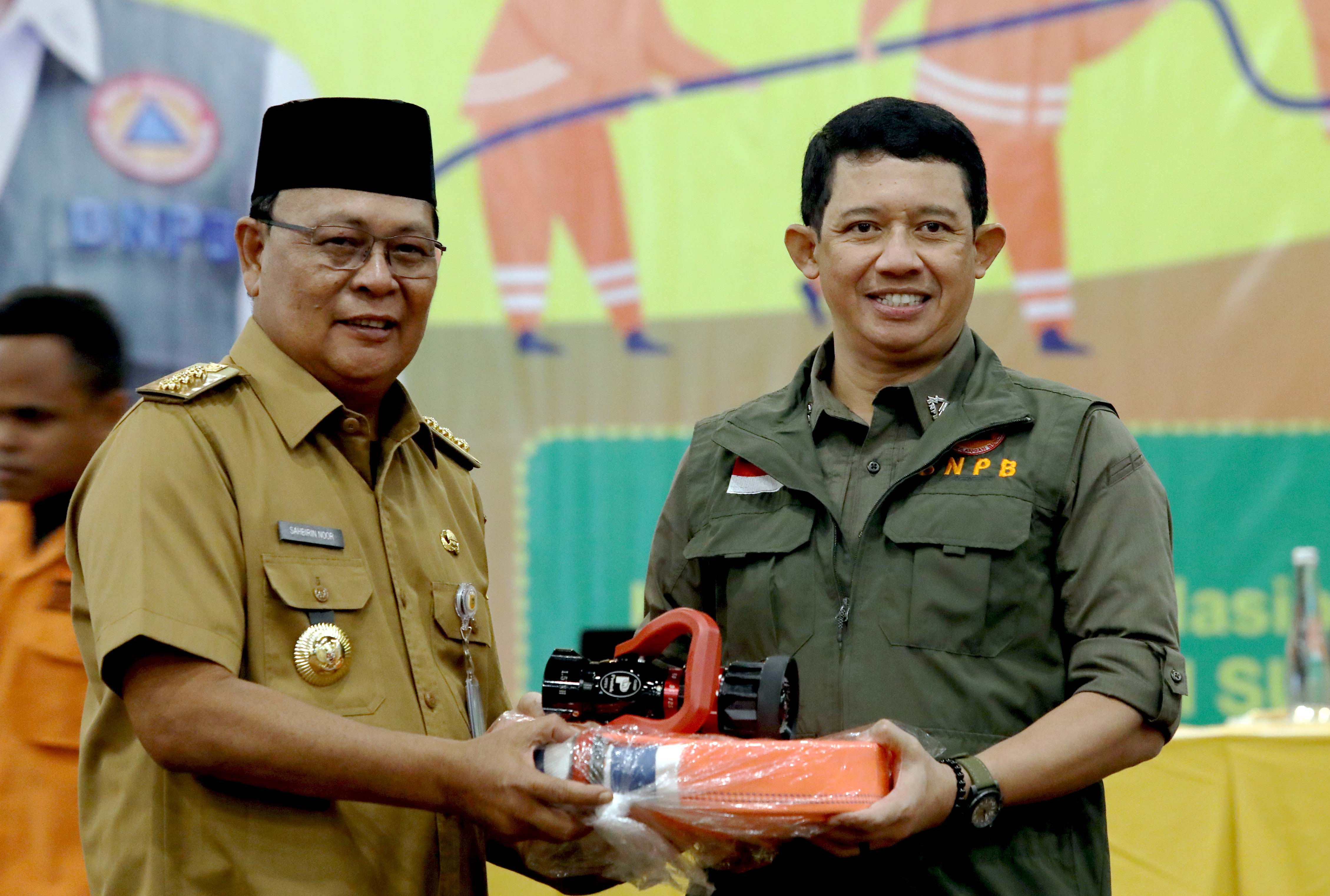 Kepala BNPB memberikan bantuan kepada Gubernur Kalimantan Selatan untuk operasi darat penanganan karhutla di wilayah Kalimantan Selatan
