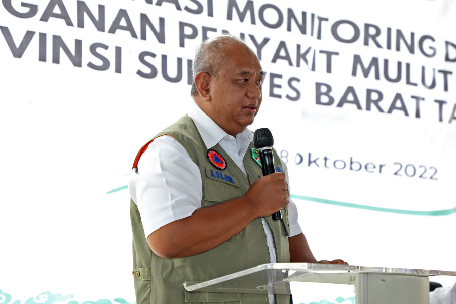 Sekretaris Utama BNPB Lilik Kurniawan (kiri) memberikan arahan dalam Rapat Koordinasi Monitoring dan Evaluasi Penanganan Penyakit Mulut dan Kuku di Provinsi Sulawesi Barat, Jumat (28/10).