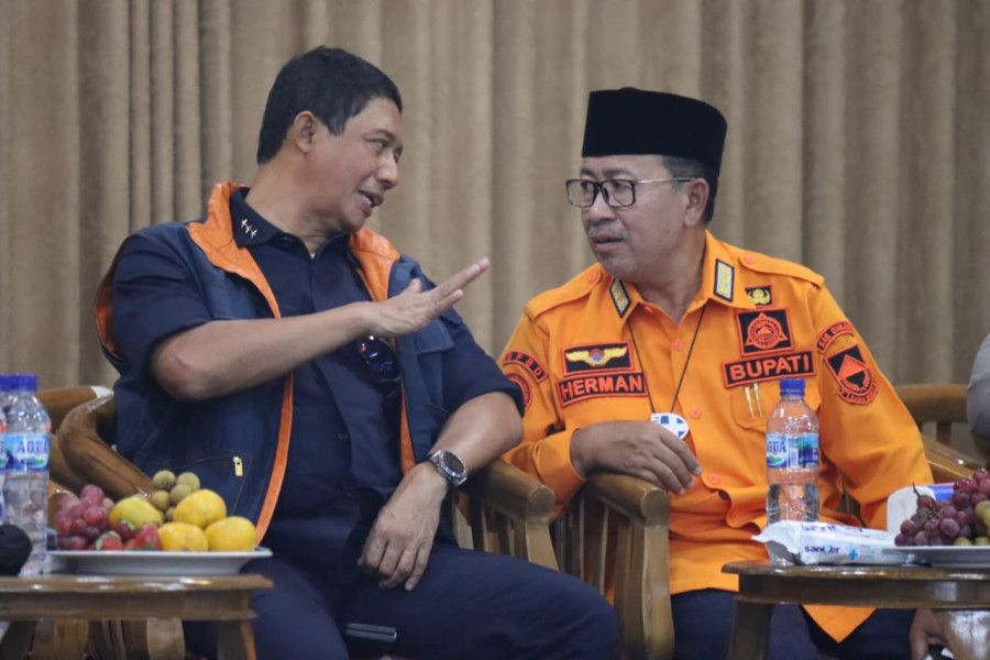 Kepala BNPB Letjen TNI Suharyanto (kiri) berdiskusi dengan Bupati Cianjur Herman Suherman (kanan) saat Rapat Percepatan Penanganan Rehabilitasi dan Rekonstruksi di Kabupaten Cianjur, Jawa Barat pada Kamis (19/1).