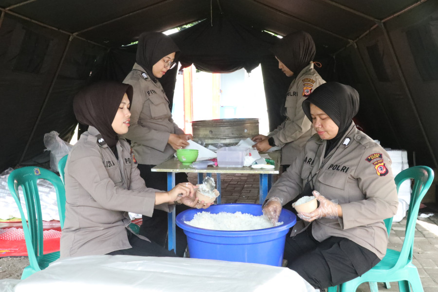 Tim Polisi Wanita sedang mempersiapkan makanan untuk para pengungsi di Posko Pengungsian Kecamatan Bogor Tengah, Kota Bogor, Jawa Barat, Sabtu (22/10)