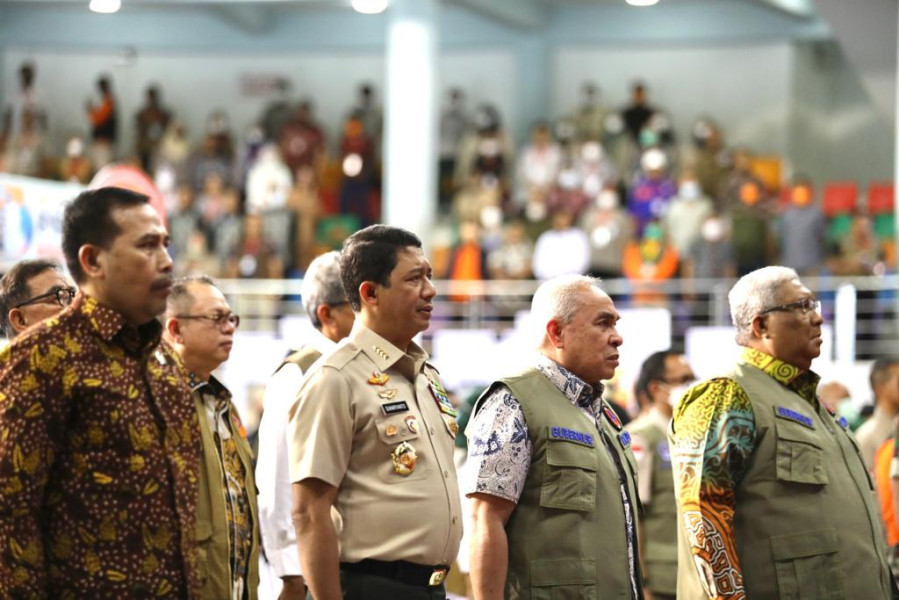 Kepala BNPB Letjen TNI Suharyanto (dua kiri) pada Puncak Acara Bulan Pengurangan Risiko Bencana (PRB) di BSCC Dome, Balikpapan, Kalimantan Timur, Jumat (14/10).