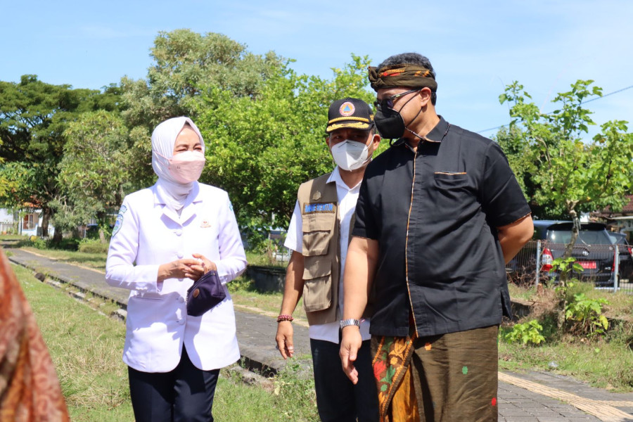(dari kanan ke kiri) Deputi Bidang Sistem dan Strategi (BNPB), Kalaksa BPBD Prov. Bali I Made Rentin dan Kepala BMKG Dwikorita Karnawati saat mengunjungi Tsunami Early Warning System di Serangan, Denpasar, Provinsi Bali, pada Sabtu (23/4).