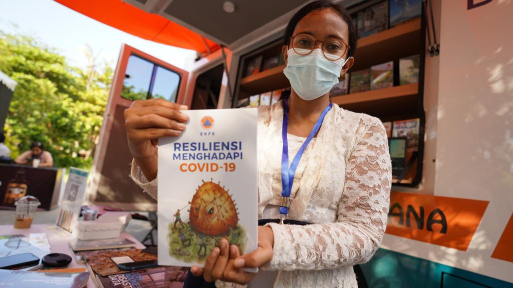 Buku Resiliensi COVID-19 yang menjadi salah satu produk buku di Mobil Edukasi Penanggulangan Bencana.