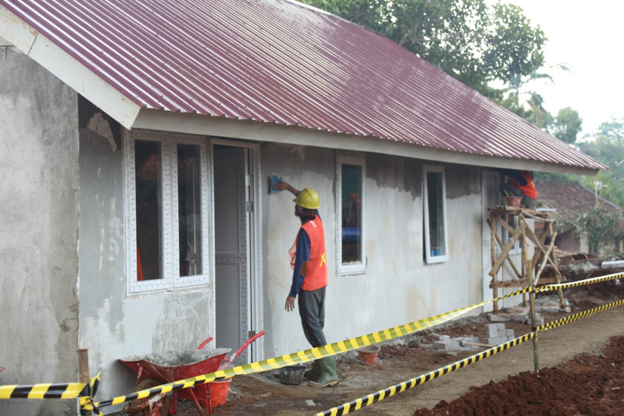 Sejumlah pekerja bangunan sedang mengerjakan rumah tahan gempa RISHA, yang disediakan bagi warga terdampak gempa di Desa Sirnagalih, Kec. Cilaku, Kec. Cugenang, Kab. Cianjur, Jawa Barat, Senin (5/12).