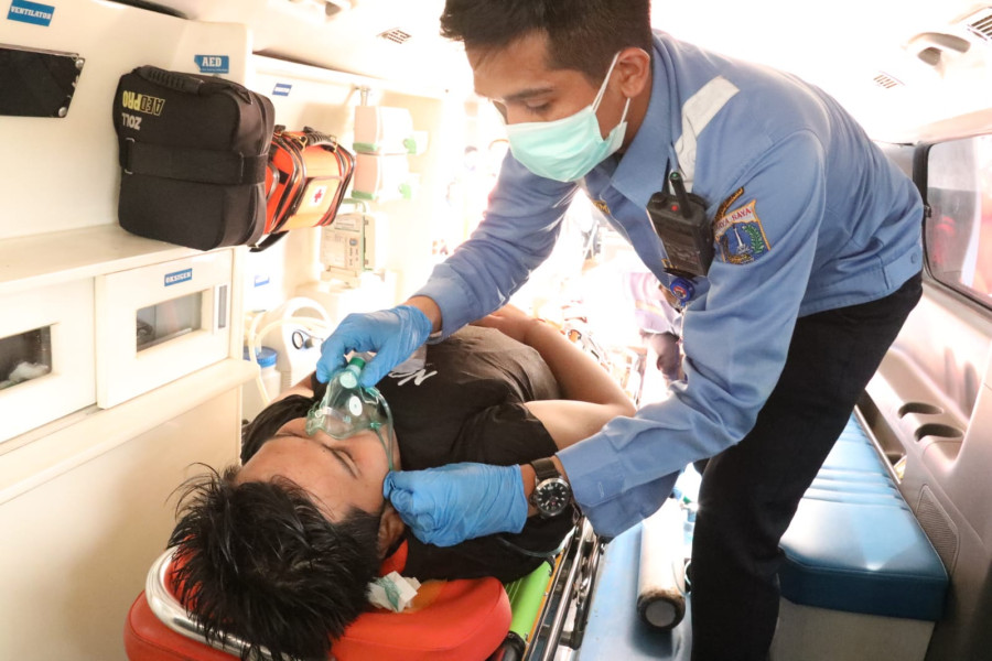 Tenaga medis sedang memberikan penanganan kesehatan kepada korban terdampak banjir saat Simulasi Penanganan Bencana Banjir di Danau Jambore, Depok, Jawa Barat, Rabu (9/11).