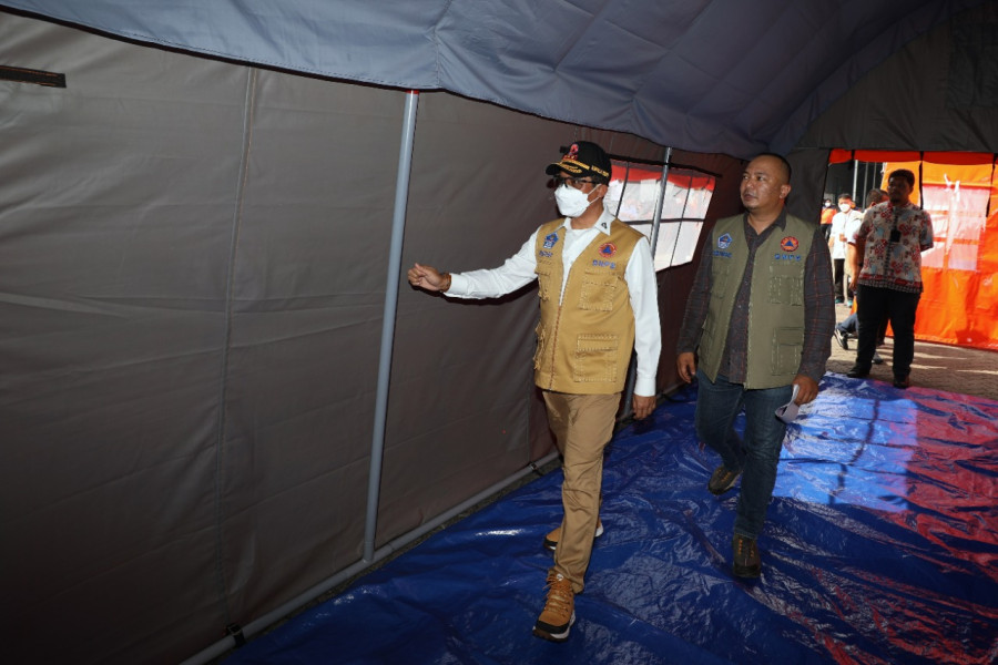 Kepala BNPB Letjen TNI Suharyanto (kiri depan) memeriksa kelayakan tenda BNPB di depan gudang logistik dan peralatan BNPB, BRG Kelapa Gading, Jakarta Timur, Jumat (23/9).