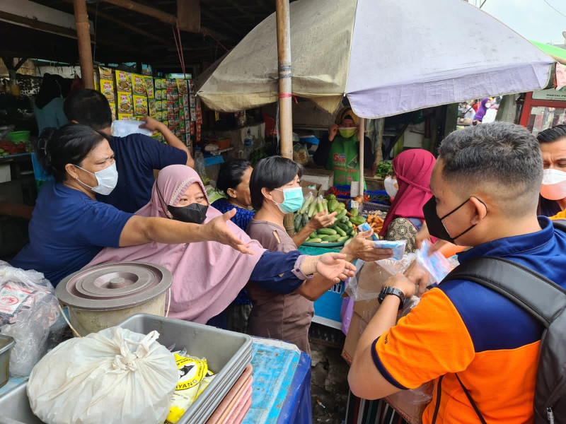 Penyerahan bantuan masker BNPB kepada masyarakat di Pasar Manggis, Jakarta Selatan, Jumat (11/2).