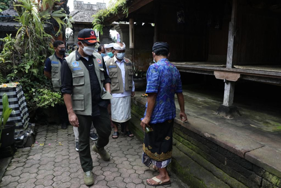 Kepala BNPB Letjen TNI Suharyanto (kiri) saat mendengarkan penjelasan dari Penanggungjawab Desa Wisata Penglipuran Nengah Monang (kanan) terkait rumah adat warga desa yang dapat dikunjungi secara umum oleh para delegasi GPDRR, Kamis (17/3).