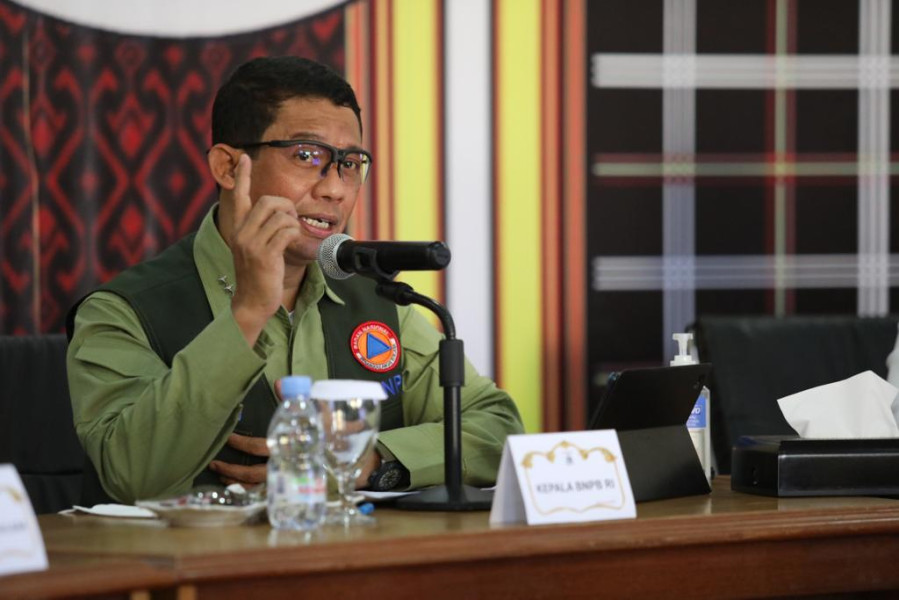 Kepala BNPB Letjen TNI Suharyanto memberikan arahan dalam Rapat Koordinasi Penanganan Darurat Gempabumi M 5.8 Mamuju di Kantor Gubernur Prov. Sulawesi Barat, Kamis (9/6).