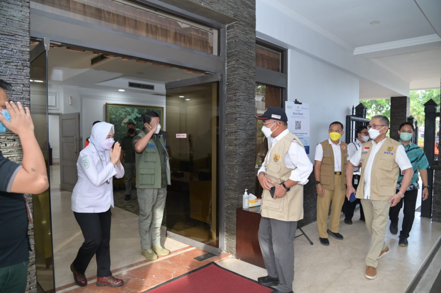 Kepala BNPB Letjen TNI Suharyanto (tengah) dan Kepala BMKG Dwikorita Karnawati (kiri) menyambut kedatangan Menko PMK Muhadjir Effendy di Lanud Halim Perdana Kusuma, Jakarta, Selasa (22/11).