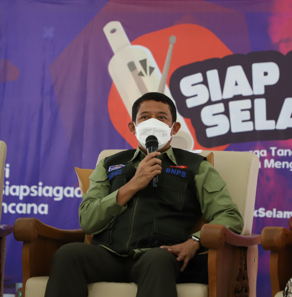 Kepala BNPB Letnan Jenderal TNI Suharyanto dalam Konferensi pers menuju puncak peringatan Hari Kesiapsiagaan Bencana (HKB) Tahun 2022 dengan tema "Keluarga Tangguh Bencana Pilar Bangsa Menghadapi Bencana yang dilaksanakan di Pendopo Kantor Bupati Sleman (25/4).