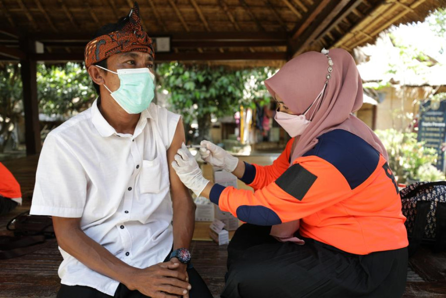 Warga Suku Sasak menjalani proses skrining kesehatan sebelum mendapatkan vaksinasi lanjutan yang diinisiasi BNPB dan Pemerintah NTB di Desa Adat Sade, Rembitan, Pujut, Lombok Tengah, NTB, Senin (15/3).
