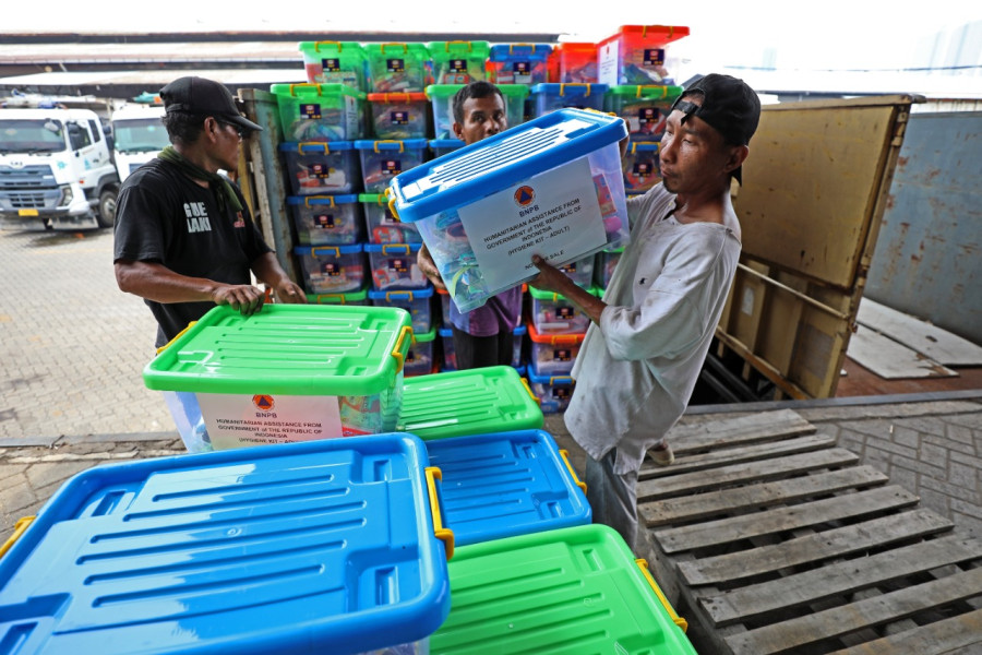 Pekerja menyusun kotak hygiene kit di gudang logistik dan peralatan milik BNPB, BRG Kelapa Gading, Jakarta Timur, Jumat (23/9).