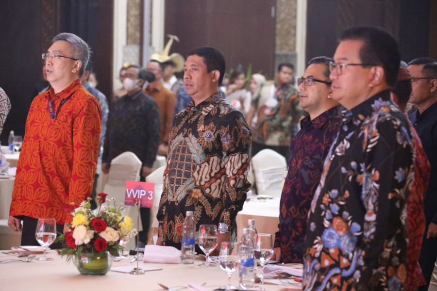 Kepala BNPB yang juga menjabat Ketua Satgas Covid-19 Letjen TNI Suharyanto (kedua dari kiri) pada Malam Anugerah Kemanusiaan dalam Penanganan Covid-19 di Nusa Dua, Bali, Kamis (17/11).