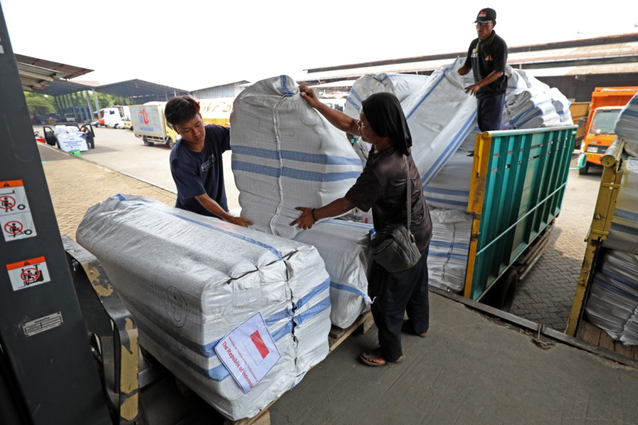 Pekerja menyusun barang kebutuhan penanganan darurat di gudang logistik dan peralatan milik BNPB, BRG Kelapa Gading, Jakarta Timur, Jumat (23/9).