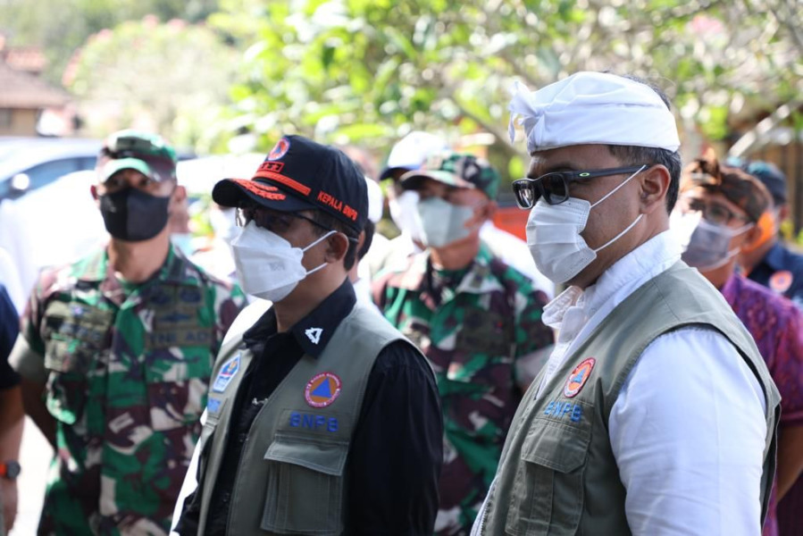 Kepala BNPB Letjen TNI Suharyanto (kiri) didampingi Deputi Bidang Sistem dan Strategi (kanan) saat tiba di Desa Wisata Penglipuran, Kabupaten Bangli, Provinsi Bali, Kamis (17/3).