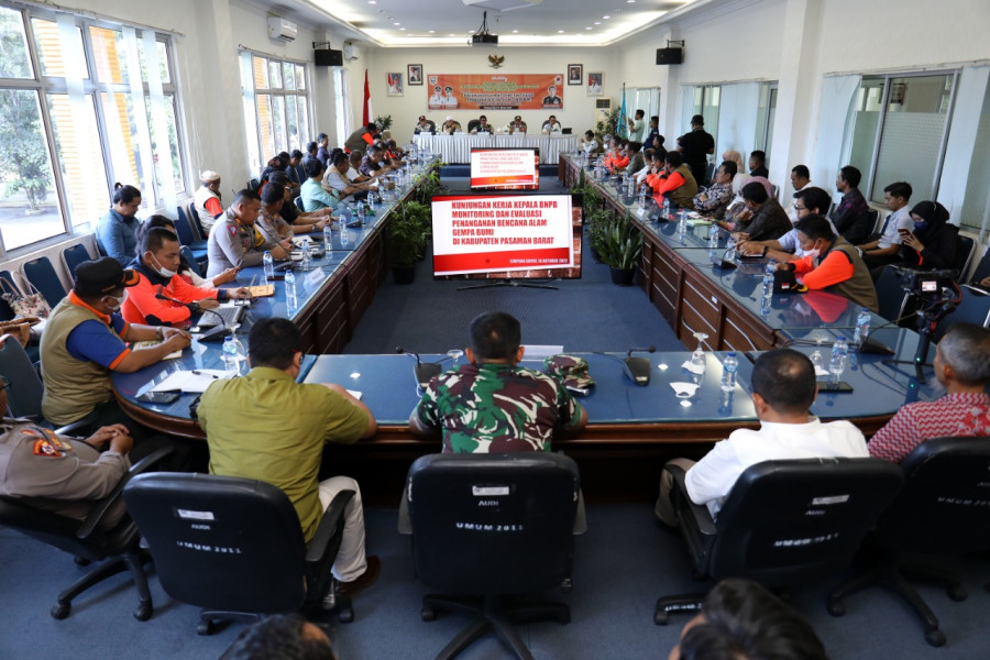 Rapat Monitoring dan Evaluasi Penanggulangan Bencana Alam Gempabumi di Pasaman Barat, Sumatera Barat, Minggu (16/10).