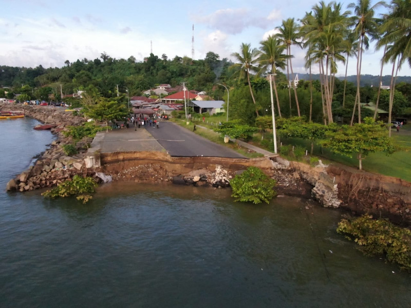 Pantauan visual jembatan yang putus akibat abrasi pantai di Minahasa Selatan, Provinsi Sulawesi Utara, Jumat (17/6).