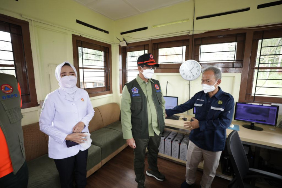 Kepala BNPB Letjen TNI Suharyanto meninjau Pos Pengamatan Gunungapi Merapi Babadan yang berada di wilayah Kabupaten Magelang, Jawa Tengah, Senin (25/4).