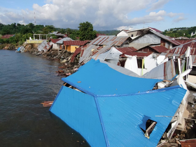 Salah satu rumah warga yang terdampak abrasi pantai di Minahasa Selatan, Provinsi Sulawesi Utara, Jumat (17/6).