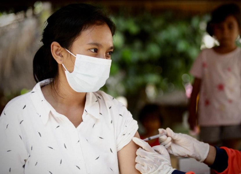 Warga Suku Sasak mendapatkan vaksinasi lanjutan yang diinisiasi BNPB dan Pemerintah NTB di Desa Adat Sade, Rembitan, Pujut, Lombok Tengah, NTB, Senin (15/3).