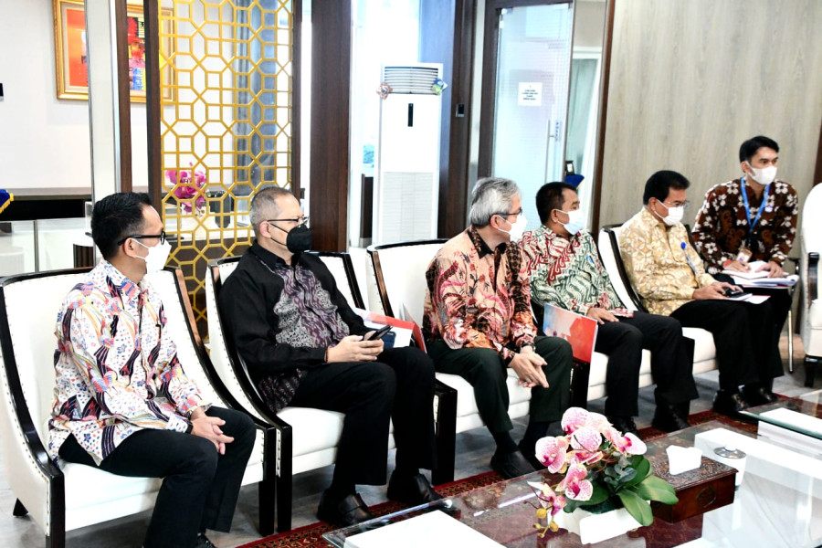 Suasana pertemuan Kepala BNPB Letjen TNI Suharyano, S.Sos., M.M. dan Menteri Pertanian, Perikanan dan Kehutanan Australia Murray Watt di Graha BNPB, Jakarta, Kamis (14/7).