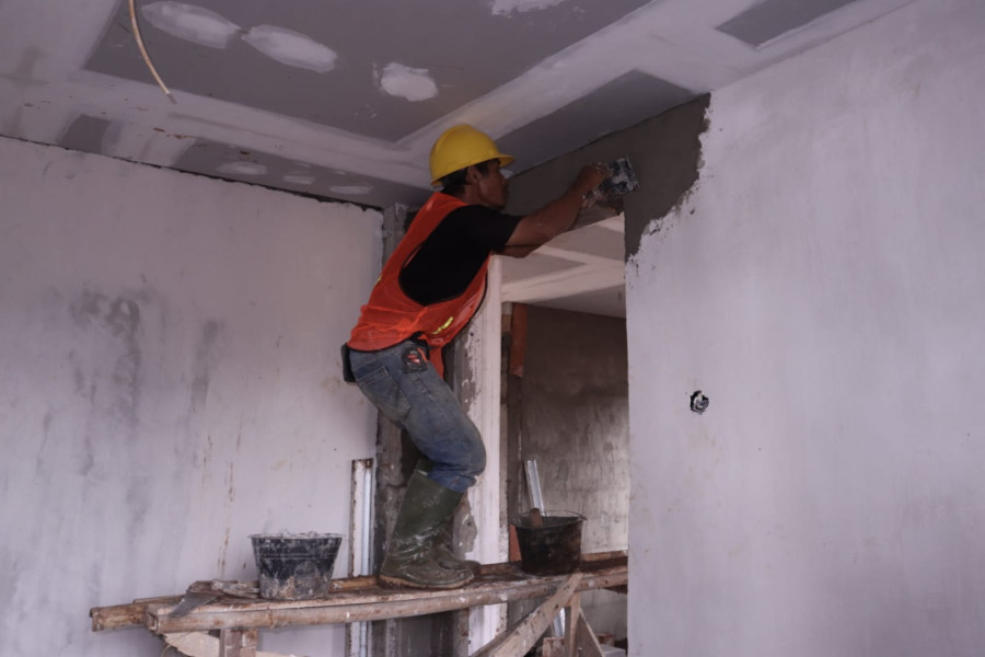 Sejumlah pekerja bangunan sedang mengerjakan rumah tahan gempa RISHA, yang disediakan bagi warga terdampak gempa di Desa Sirnagalih, Kec. Cilaku, Kec. Cugenang, Kab. Cianjur, Jawa Barat, Senin (5/12).
