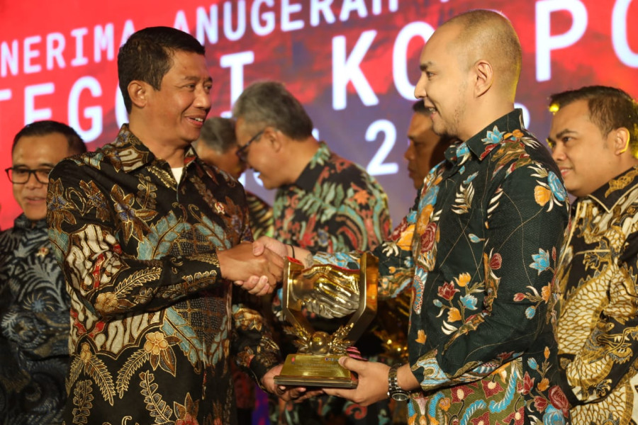 Kepala BNPB yang juga menjabat Ketua Satgas Covid-19 Letjen TNI Suharyanto memberikan penghargaan kepada pihak yang terlibat penanganan Covid-19 pada Malam Anugerah Kemanusiaan dalam Penanganan Covid-19 di Nusa Dua, Bali, Kamis (17/11).