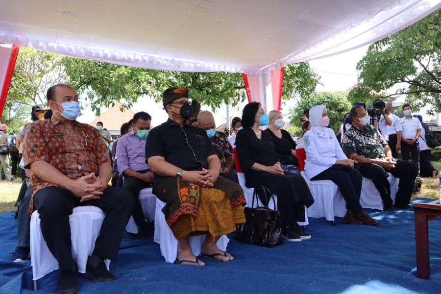 Utusan Khusus PBB untuk Pengurangan Risiko Bencana Mami Mizutori dan rombongan mengunjungi Tsunami Early Warning System  di Serangan, Denpasar, Provinsi Bali, Sabtu (23/4).