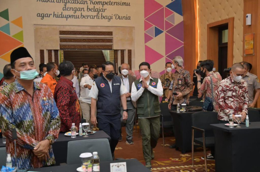 Kepala BNPB Letjen TNI Suharyanto (tengah kanan) saat tiba di lokasi pelatihan kepemimpinan dalam penanggulangan bencana bagi pemerintah daerah dan ketua DPRD kabupaten/kota se-Provinsi Jawa Timur yang diselenggarakan di Kantor BPSDM Provinsi Jawa Timur, Selasa (2/11).