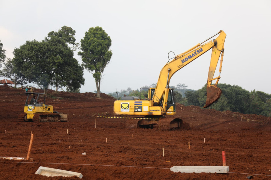 Beberapa alat berat yang digunakan untuk membuka lahan untuk relokasi warga terdampak gempa di Desa Sirnagalih, Kec. Cilaku, Kec. Cugenang, Kab. Cianjur, Jawa Barat, Senin (5/12).