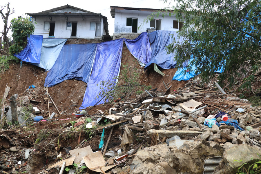Kondisi rumah warga terdampak tanah longsor di Kecamatan Bogor Tengah, Kota Bogor, Jawa Barat, Sabtu (22/10).
