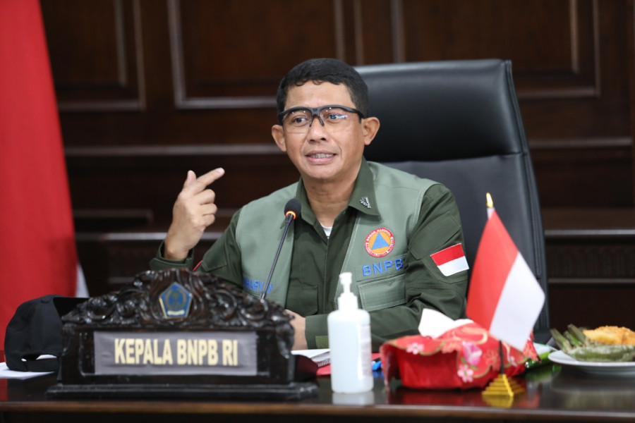 Kepala BNPB Letjen TNI Suharyanto S.Sos., M.M., saat memberikan arahan terkait penanganan darurat bencana banjir dan longsor di Kantor Gubernur Sulawesi Utara, Kota Manado, Sulawesi Utara, Sabtu (28/1).