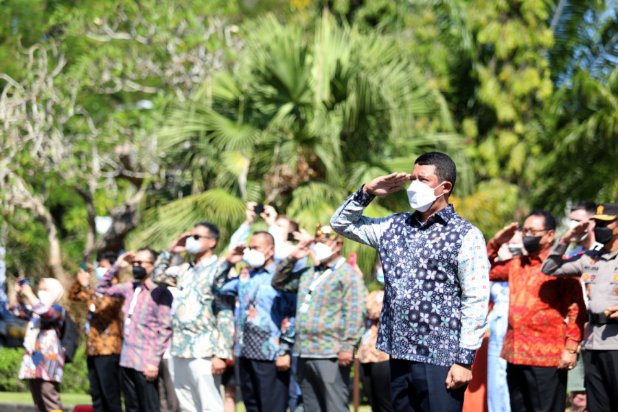 Kepala BNPB Letjen TNI Suharyanto S.Sos., M.M., mengikuti upacara pengibaran Bendera Negara Kesatuan Republik Indonesia dan Bendera PBB di halaman Bali Nusa Dua Convention Center, Nusa Dua, Bali, Minggu (22/5).