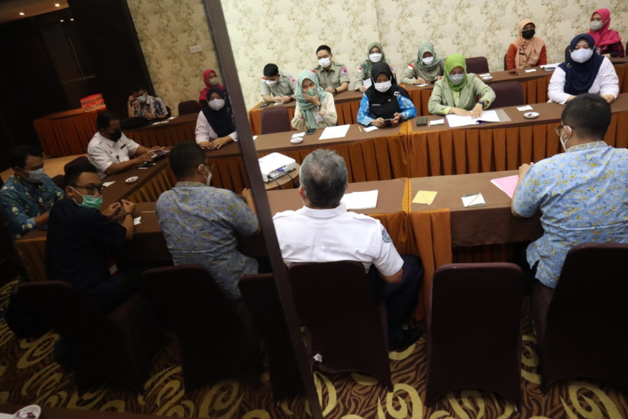 Peserta dari perwakilan OPD dan Lembaga PB saat berdiskusi bersama dalam kegiatan Penguatan Sistem Manajemen Optimasi Jaringan Logistik dan Peralatan yang diselenggarakan oleh Kedeputian Bidang Logistik dan Peralatan BNPB di Kota Semarang, Jawa Tengah, Selasa (9/8).