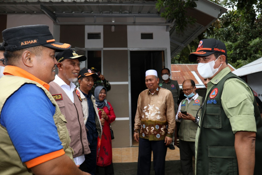 Kepala BNPB Letjen TNI Suharyanto, S.Sos., M.M., (kanan memakai rompi hijau) meninjau perkembangan pembangunan hunian tetap bagi warga terdampak gempabumi di Pasaman Barat, Sumatera Barat, Minggu (16/10).