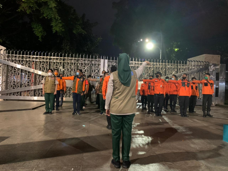 Apel malam tim gabungan dari BNPB dan BPBD DKI Jakarta sebelum melaksanakan pembagian masker gratis kepada umat muslim yang melakukan ibadah ramadan di Masjid Istiqlal, Jakarta Pusat, Kamis (7/4).