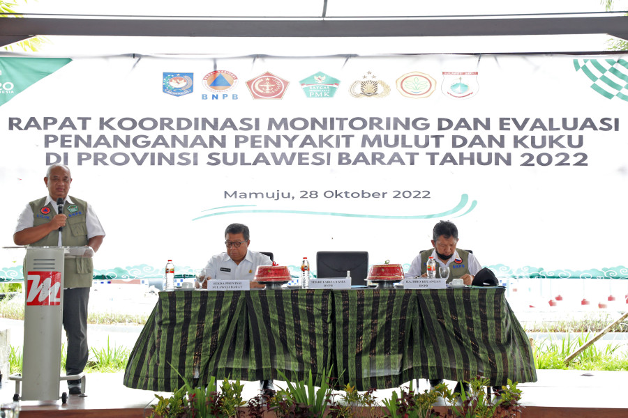 Sekretaris Utama BNPB Lilik Kurniawan (kiri) memberikan arahan dalam Rapat Koordinasi Monitoring dan Evaluasi Penanganan Penyakit Mulut dan Kuku di Provinsi Sulawesi Barat, Jumat (28/10).