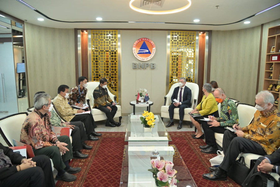 Suasana pertemuan Kepala BNPB Letjen TNI Suharyano, S.Sos., M.M. dan Menteri Pertanian, Perikanan dan Kehutanan Australia Murray Watt di Graha BNPB, Jakarta, Kamis (14/7).