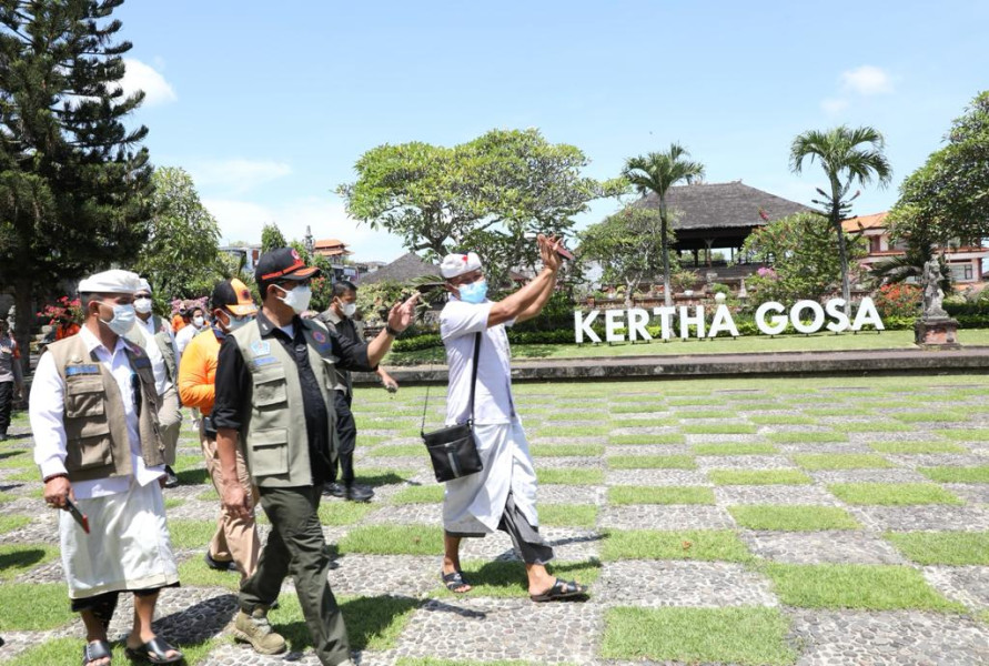 Kepala BNPB Letjen TNI Suharyanto (dua dari kiri) dan rombongan tiba di Kertha Gosa, Kabupaten Klungkung, Provinsi Bali, Kamis (17/3).