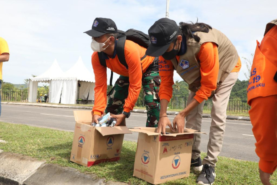 Relawan dari Duta Perubahan Perilaku dan TNI melakukan persiapan pembagian paket protokol kesehatan (prokes) di Pertamina Mandalika International Street Circuit, Lombok Tengah, Nusa Tenggara Barat, Minggu (20/3).