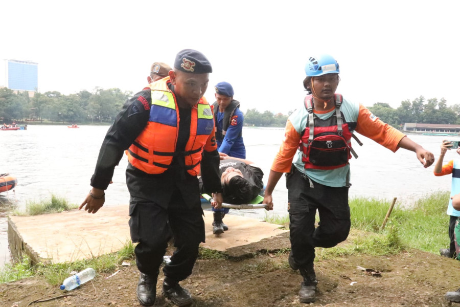 Tim gabungan mengevakuasi korban terdampak banjir saat Simulasi Penanganan Bencana Banjir di Danau Jambore, Depok, Jawa Barat, Rabu (9/11).
