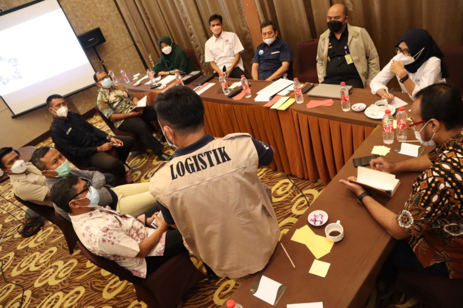 Peserta dari perwakilan OPD dan Lembaga PB melakukan FGD bersama dalam kegiatan Penguatan Sistem Manajemen Optimasi Jaringan Logistik dan Peralatan yang diselenggarakan oleh Kedeputian Bidang Logistik dan Peralatan BNPB di Kota Semarang, Jawa Tengah, Selasa (9/8).