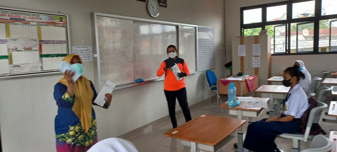 Penyerahan bantuan masker BNPB kepada siswa SMP N 16 Jakarta, Jumat (11/2).