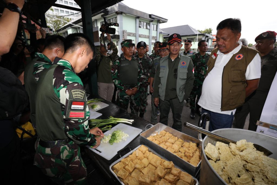 Kepala BNPB Letjen TNI Suharyanto (dua dari kanan) meninjau dapur umum bagi para pengungsi terdampak banjir di Kota Manado, Provinsi Sulawesi Utara, Sabtu (28/1).