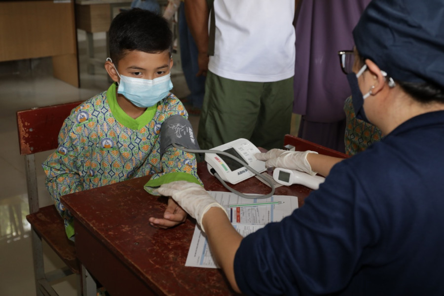 Seorang siswa menjalani skrining sebelum disuntik vaksin Covid-19 di SD 009 Sei Beduk, Kota Batam, Kepulauan Riau, Kamis (24/3).