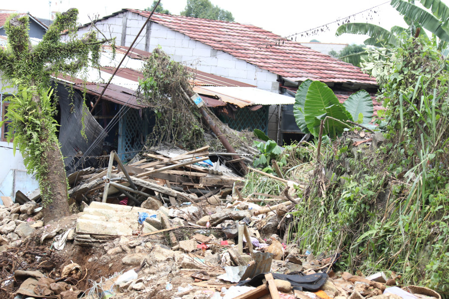 Kondisi rumah warga terdampak tanah longsor di Kecamatan Bogor Tengah, Kota Bogor, Jawa Barat, Sabtu (22/10).