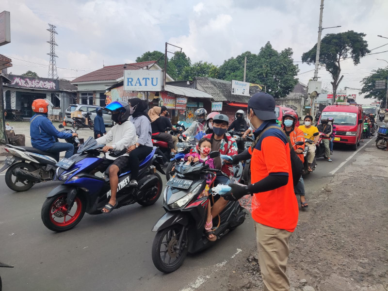 Penyerahan bantuan masker BNPB kepada masyarakat di Kelurahan Cipedak, Jakarta Selatan, Jumat (11/2).