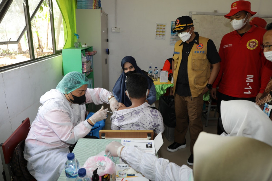 Kepala BNPB sekaligus Ketua Satgas Penanganan Covid-19 Letjen TNI Suharyanto (memakai rompi cokelat) memberikan dukungan kepada siswa saat disuntik vaksin Covid-19 di SD 006 Sei Beduk, Kota Batam, Kepulauan Riau, Kamis (24/3).